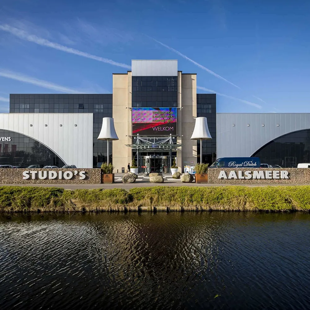 Studio's Aalsmeer aan het water, het gebouw waar het Oro Estate kantoor in Nederland zit, op tien minuten van Schiphol