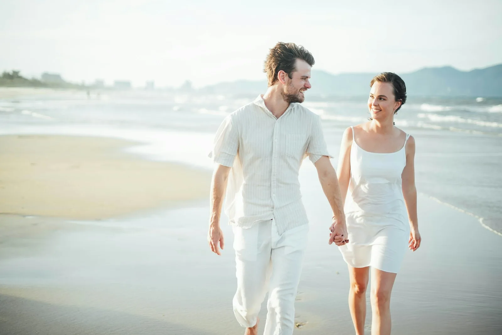 Stel wandelt ontspannen over het strand
