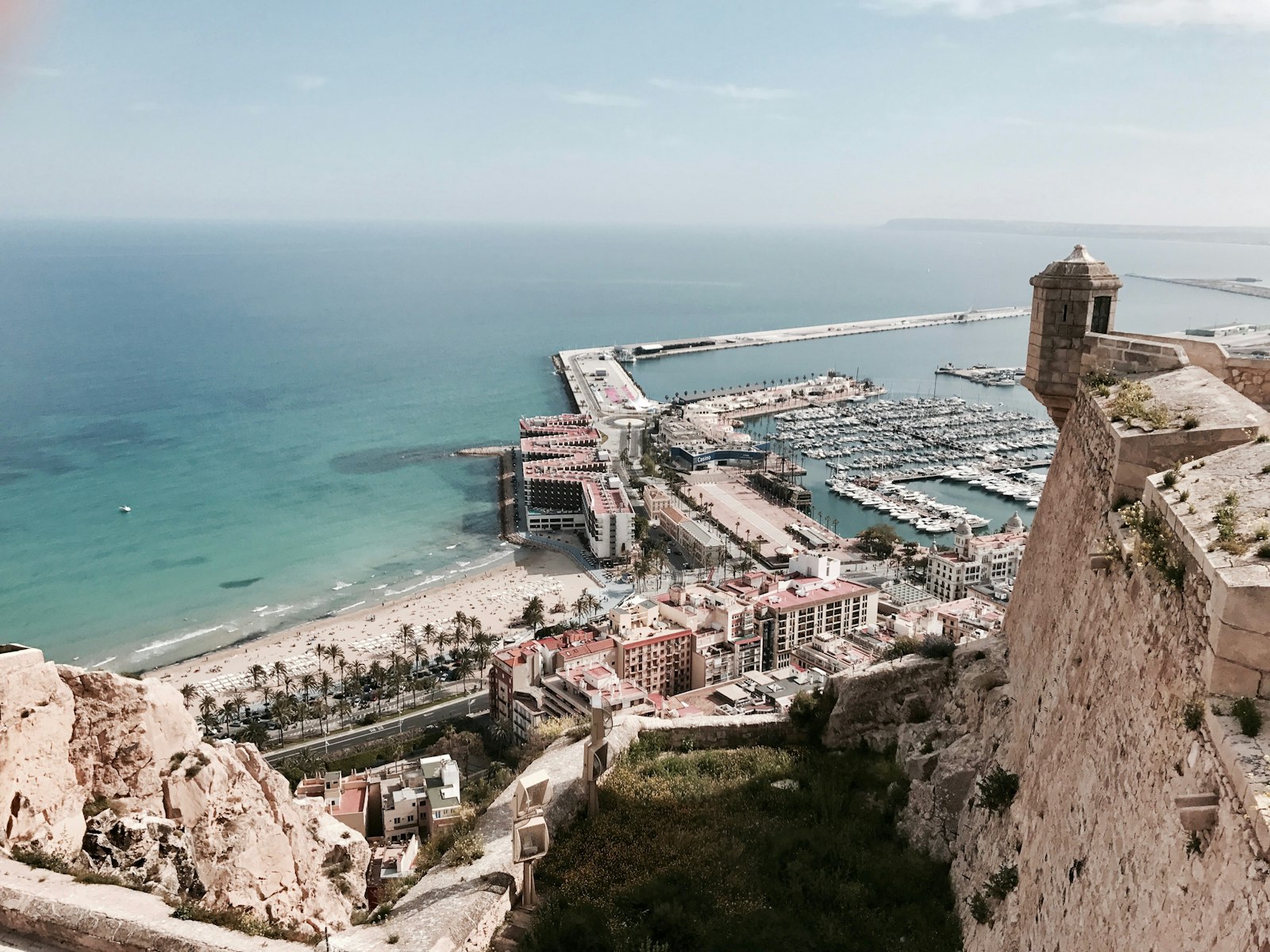 Uitzicht over de stad Alicante en de jachthaven vanaf het kasteel Santa Bárbara