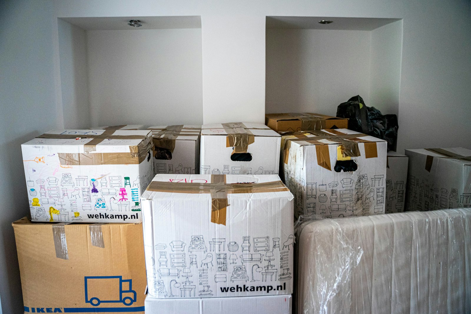 Verhuisdozen opgestapeld in een lege woning bij de verhuizing naar een nieuw huis