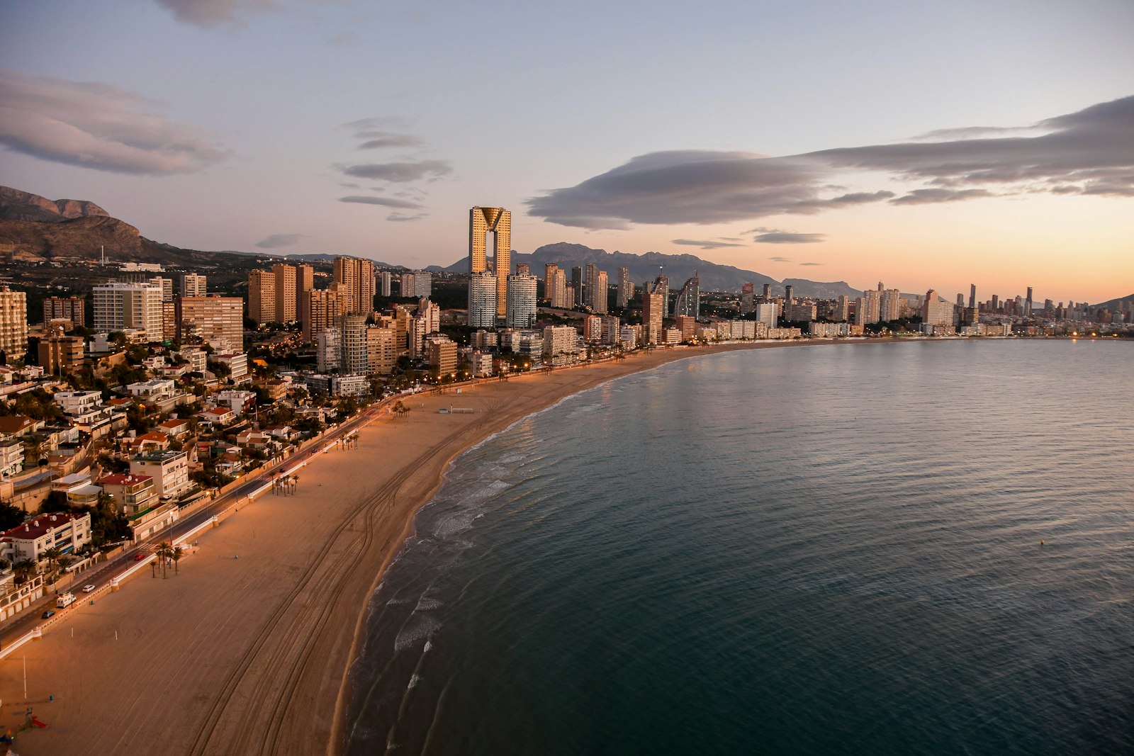 Kustlijn van de Costa Blanca met de baai en skyline van Benidorm in de avondzon
