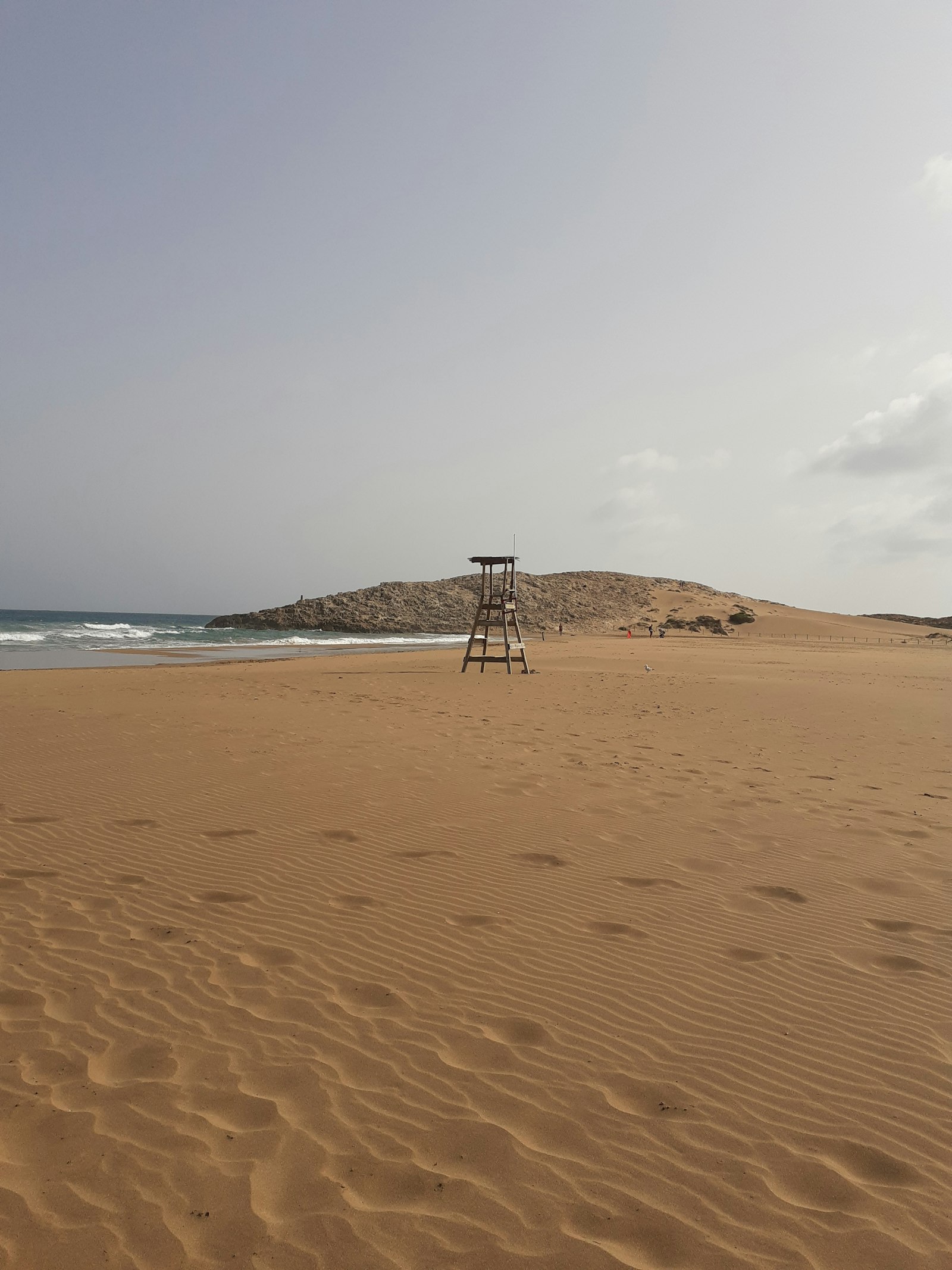 Rustig, breed zandstrand aan de Costa Cálida in Murcia