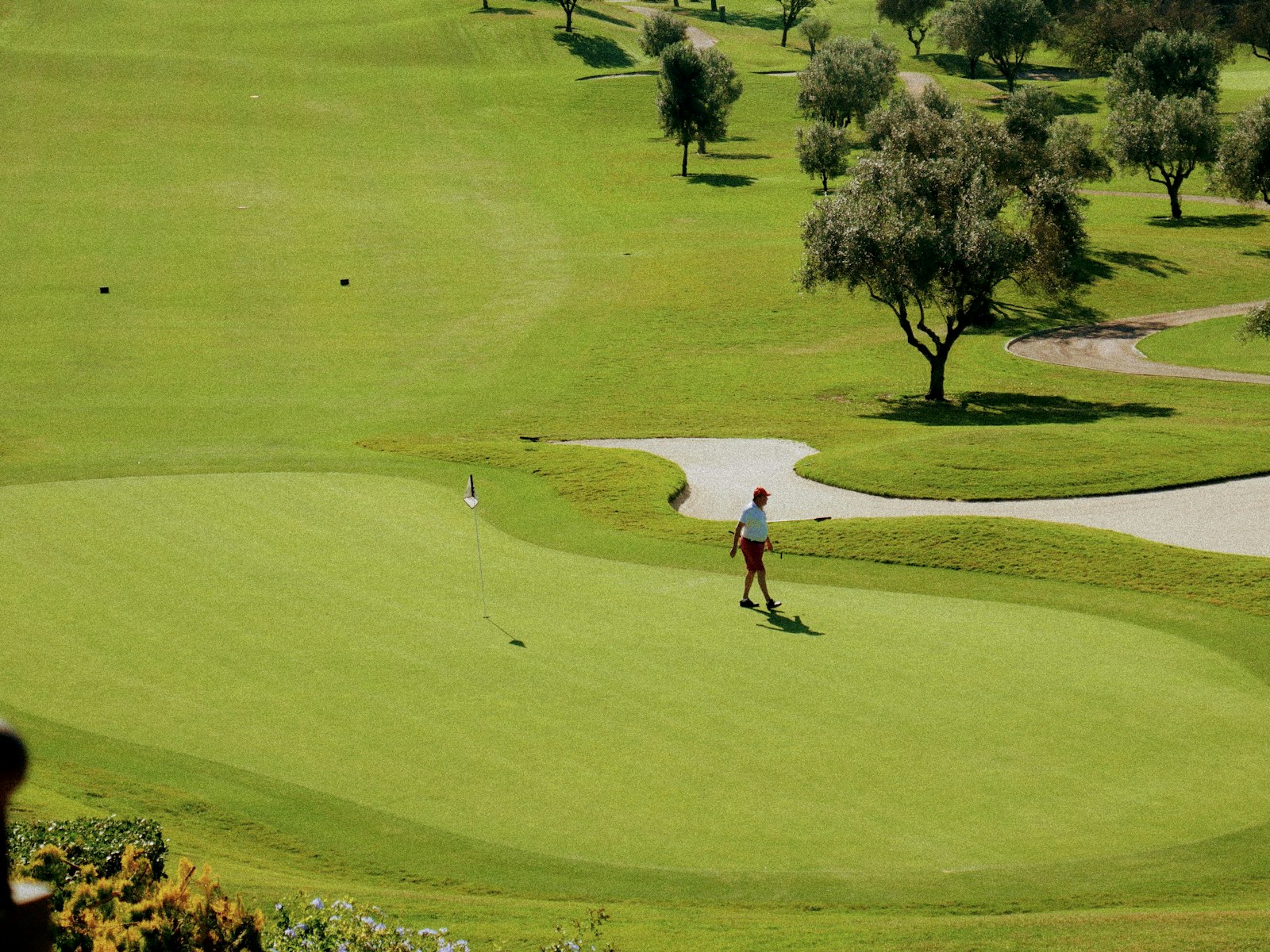 Golfer op een groene golfbaan in Spanje in de zon