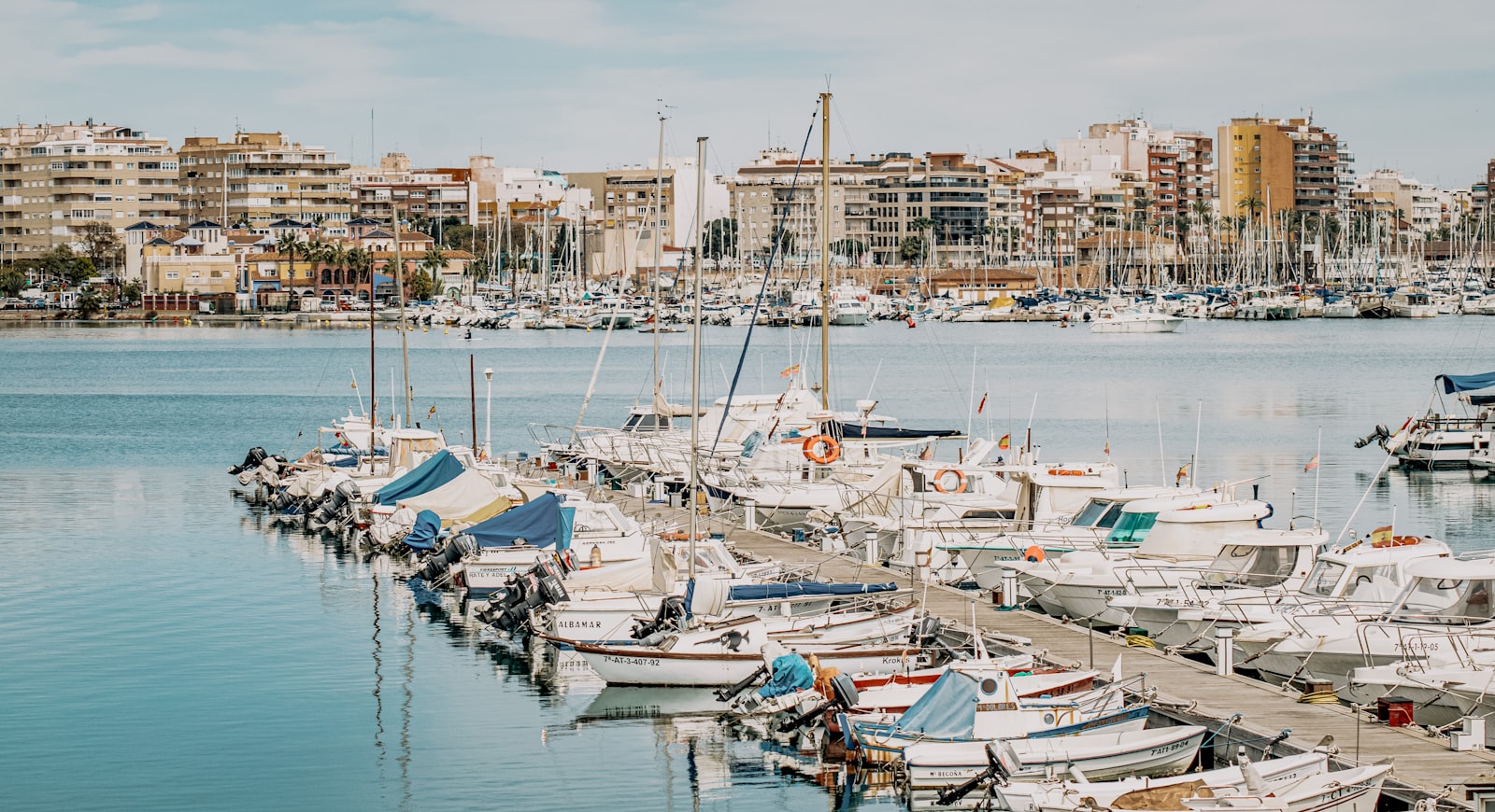 Jachthaven met aangemeerde bootjes in Torrevieja aan de Costa Blanca