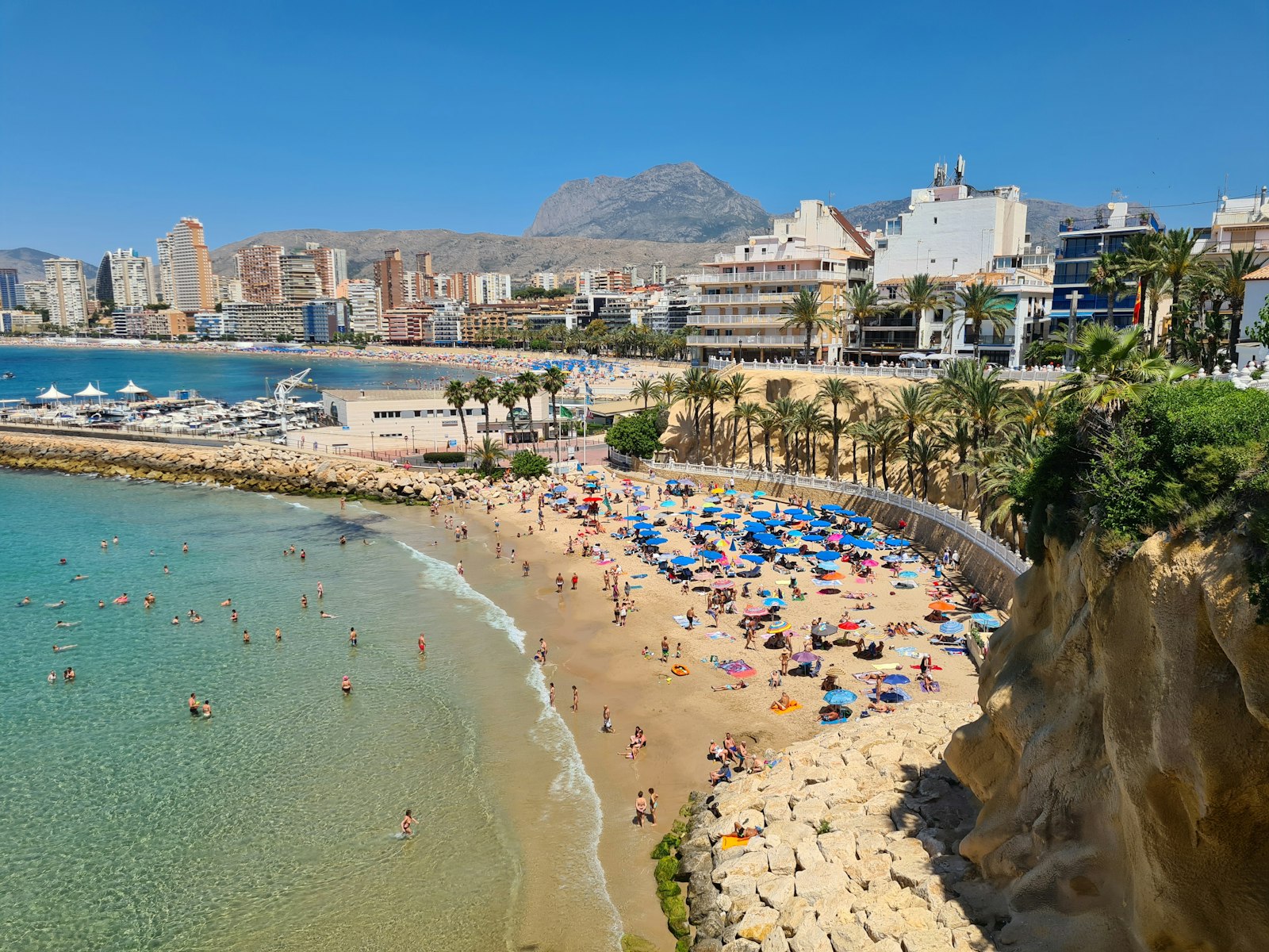 Baai met zandstrand en palmen aan de Costa Blanca Noord in de provincie Alicante