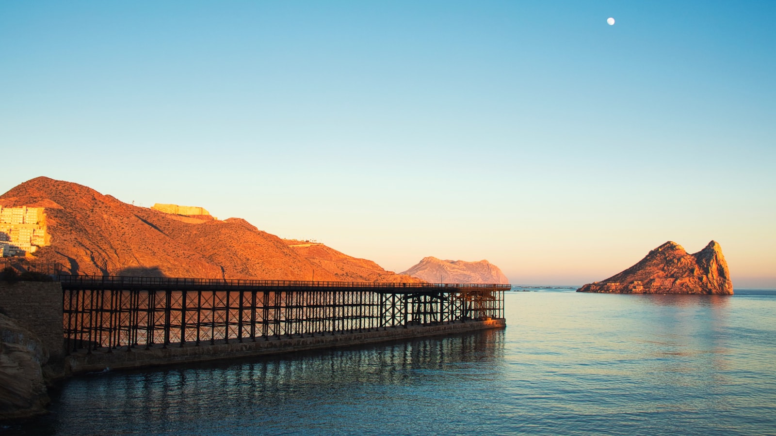 Rustige kust van de Costa Cálida in Murcia bij zonsondergang