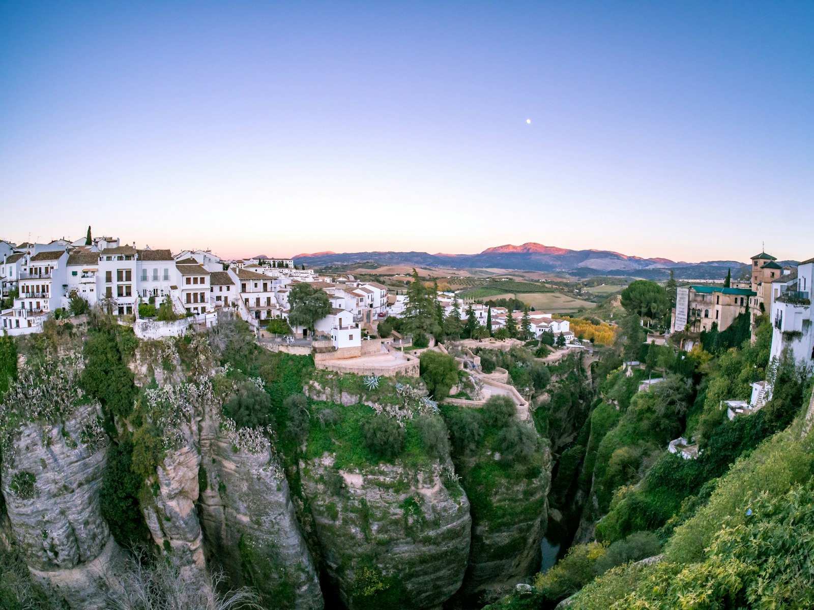 Wit Andalusisch bergdorp Ronda op de rotsen bij zonsondergang