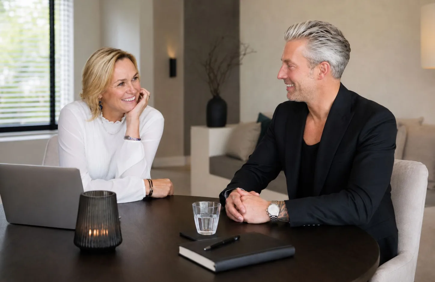 Adviseur licht de opzet van het Samen Kopen concept toe